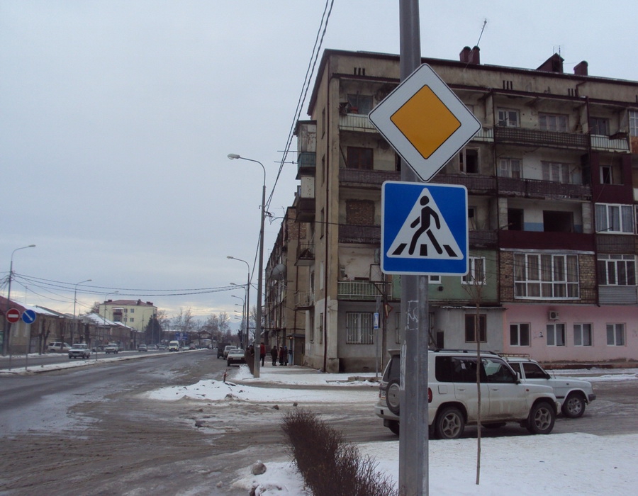 На одной из цхинвальских улиц появились дорожные&hellip;