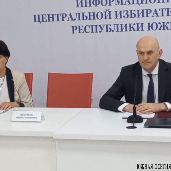 Министр иностранных дел РЮО Ахсар Джиоев в…