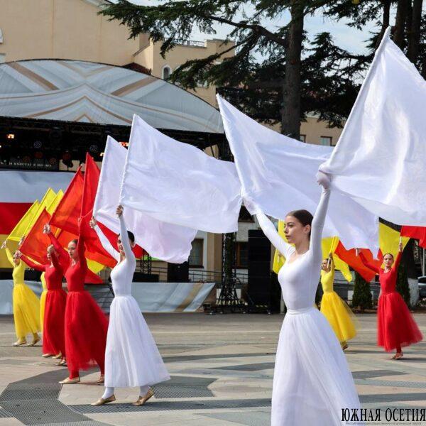 В Южной Осетии отметили День государственного флага