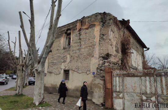 Аварийный дом создает угрозу для прохожих