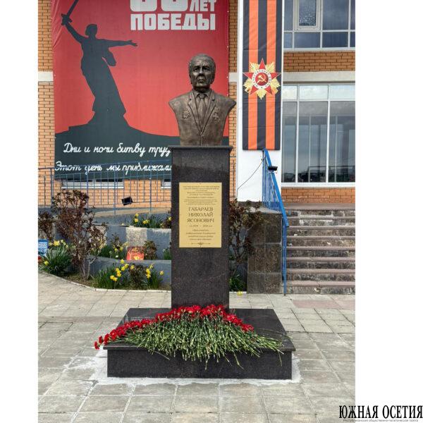 В школе №1 открыли памятник профессору Николаю…