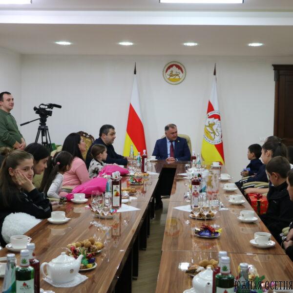 Президент исполнил новогодние желания детей