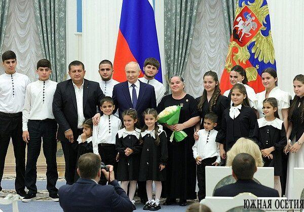 Владимир Путин вручил орден «Мать-героиня» Симе Каркусовой