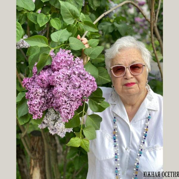 Лидия Цховребова участвует в выставке народных промыслов
