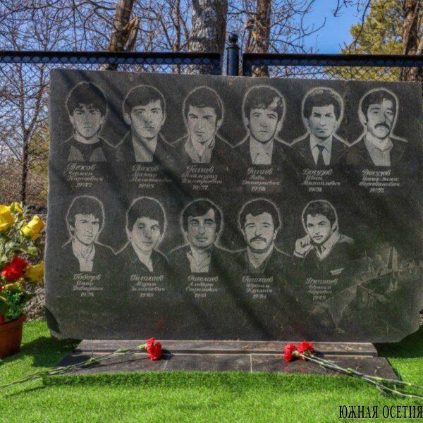 Мы будем хранить память о невинно убиенных,…