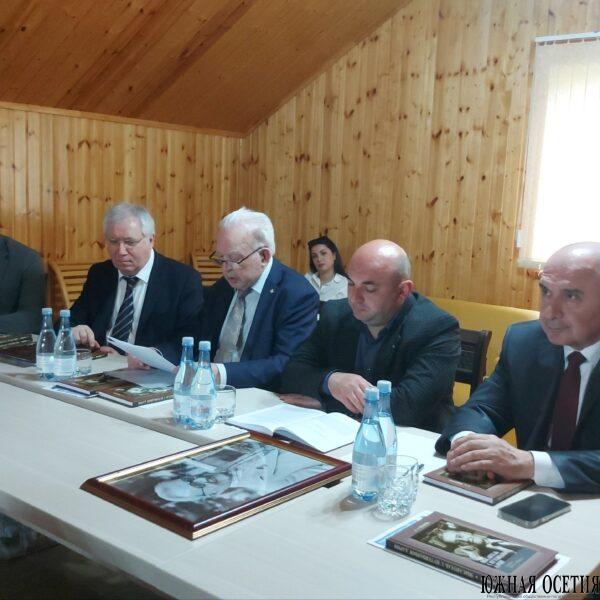 В Цхинвале презентовали книгу Л.Чибирова о В.Абаеве