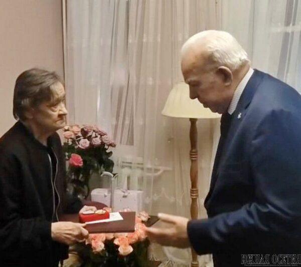 Алан Гаглоев наградил Ирину Таболову Орденом Почета