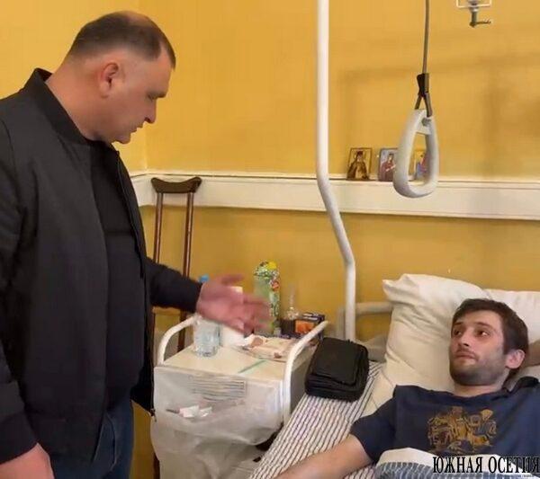 Алан Гаглоев навестил в Москве проходящих лечение…